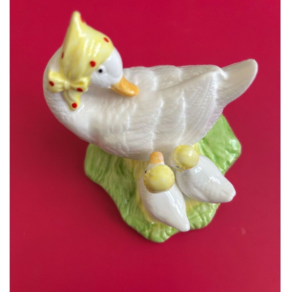 Mama Duck & Her Ducklings w/ Bonnets Fine Porcelain Figurine 4" H x 4" W